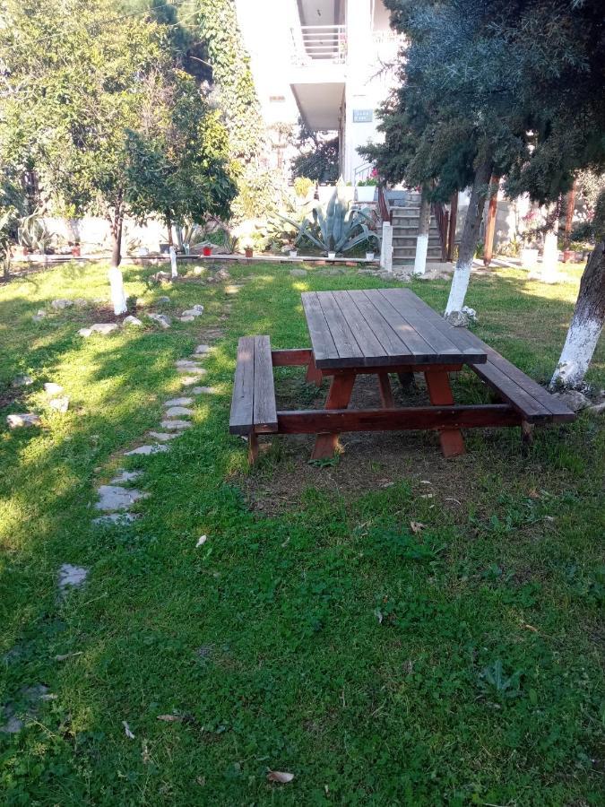 Apartamento Sofia'S Garden Néa Péramos Exterior foto